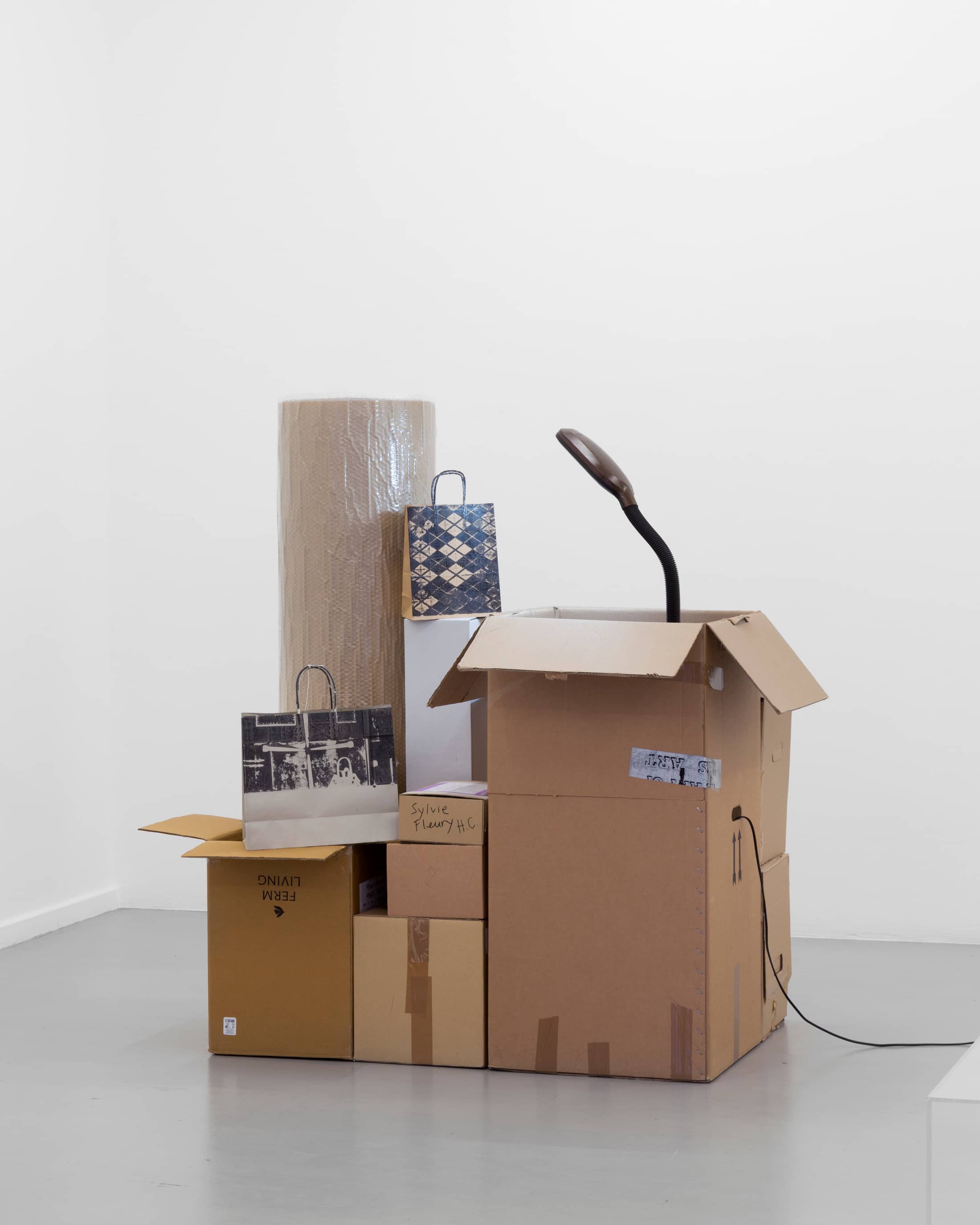 Kunstwerk aus Kartonschachteln und Licht