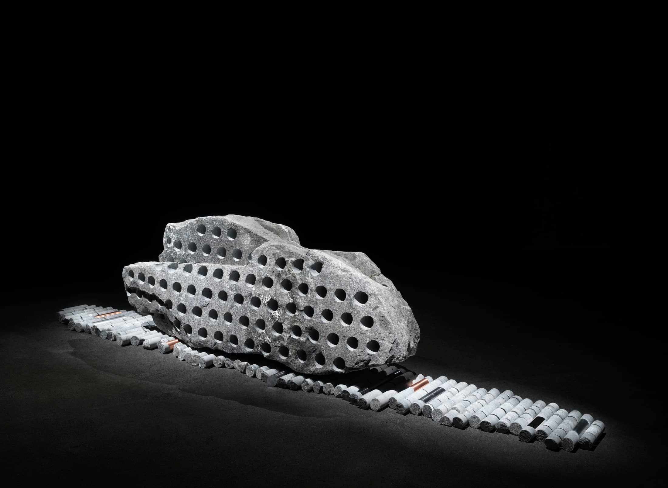 scultura grigia su sfondo nero