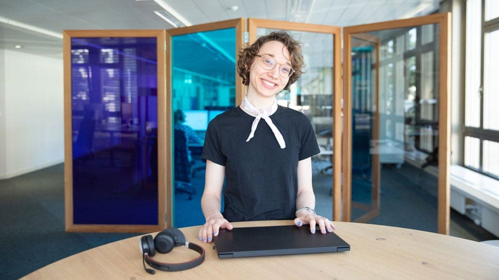 Une femme souriante pose