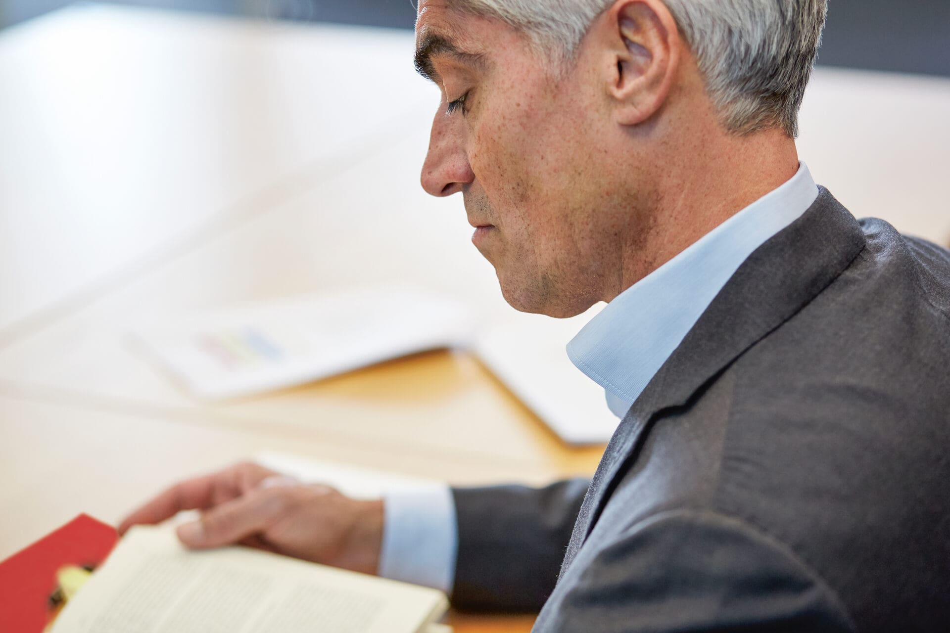 Un homme lit un document.