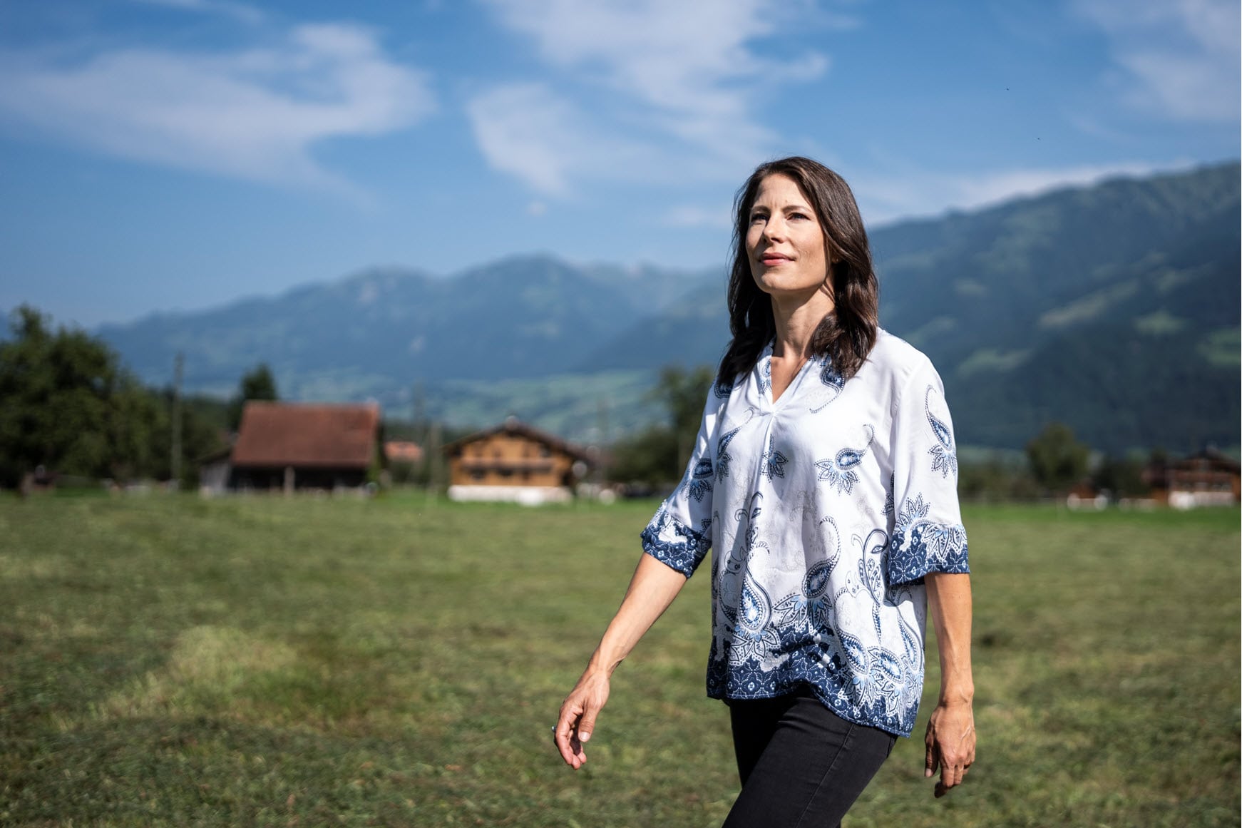 Sonia Kälin spaziert auf dem Land.