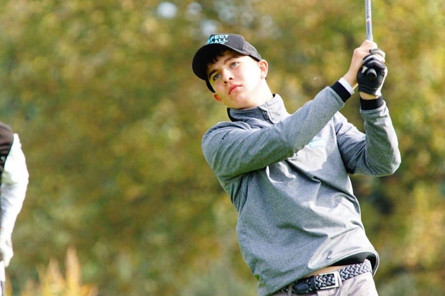 Fridolin Michel macht einen Golfschwung.