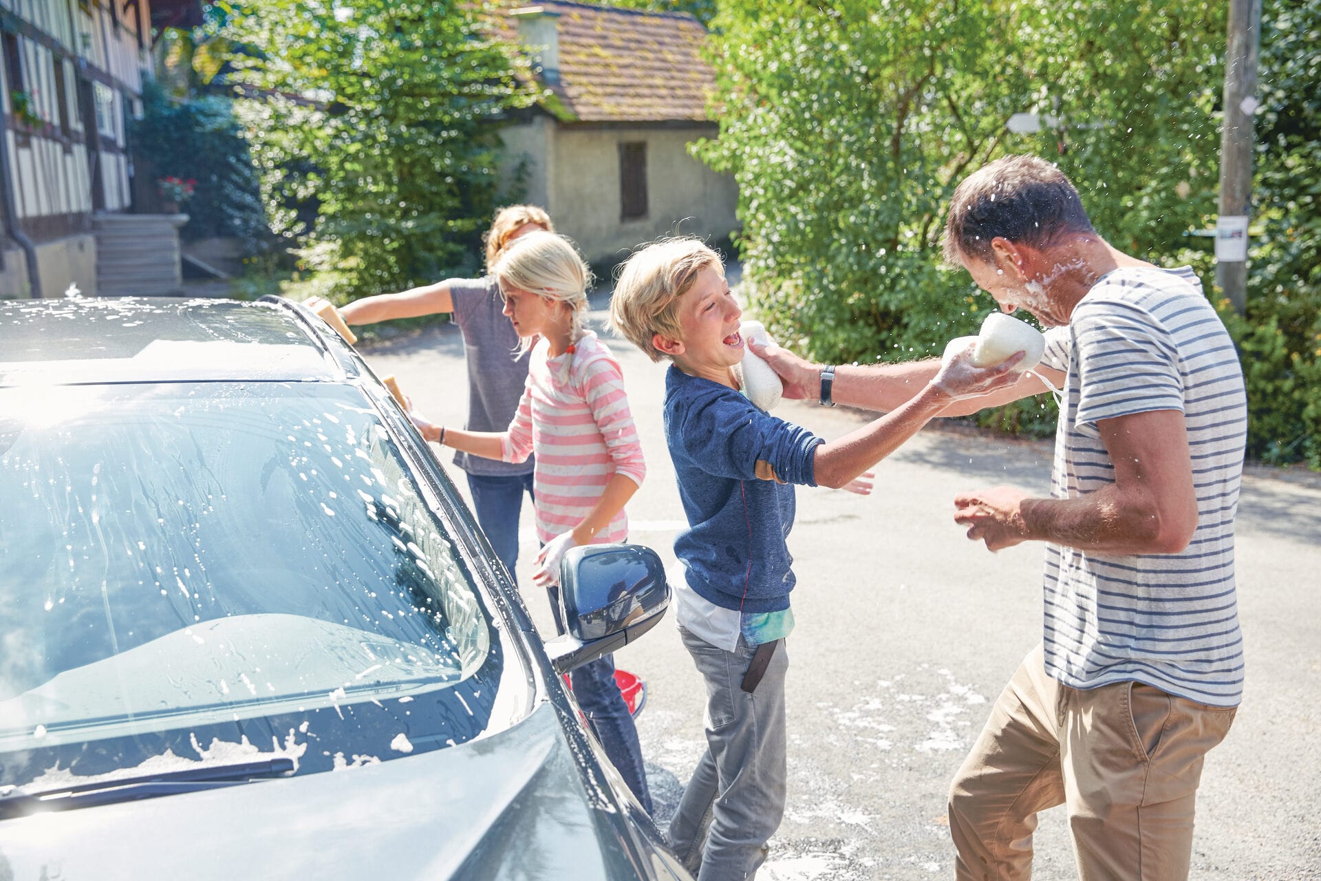 Una famiglia lava l’auto