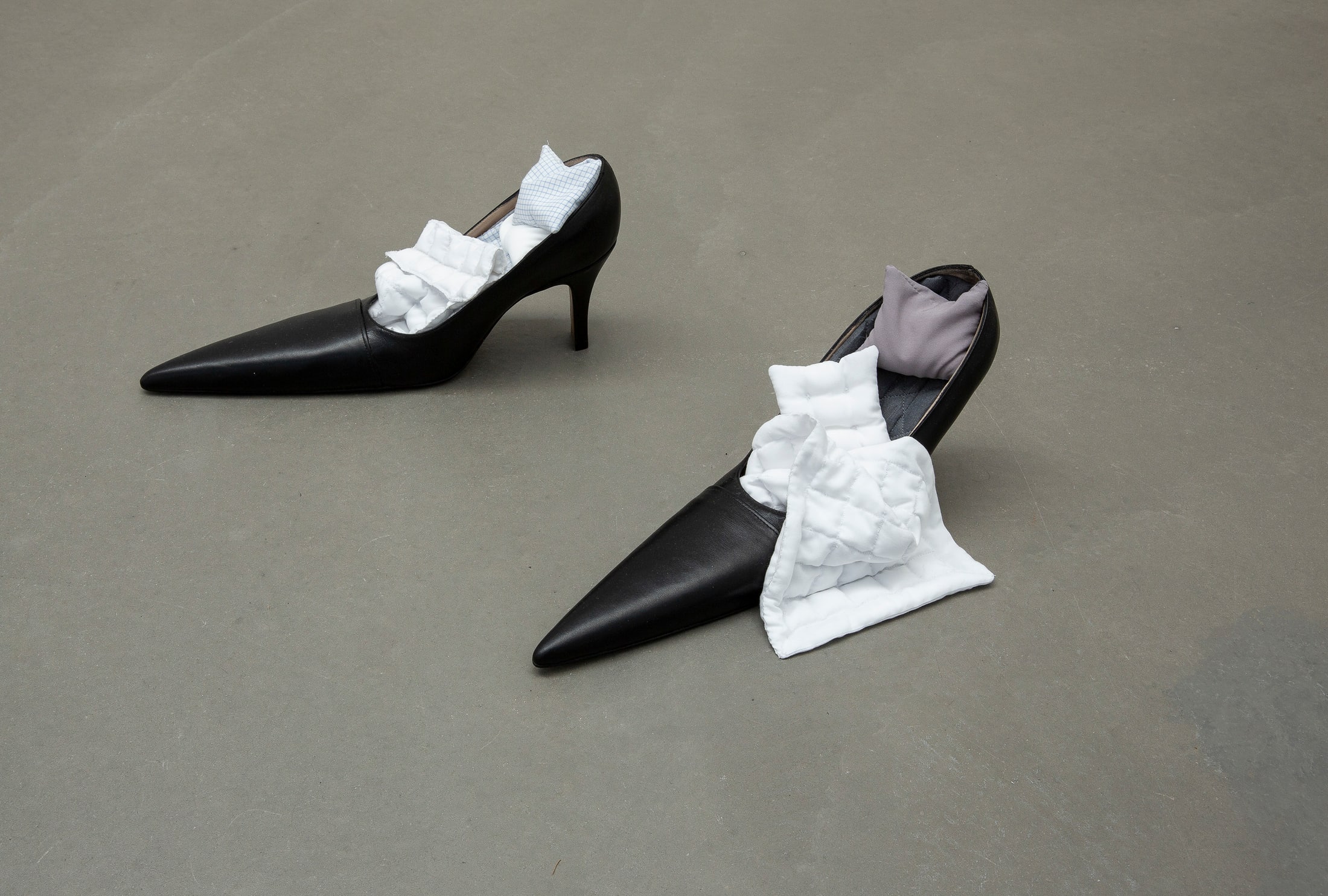Zwei Schuhe mit Bettwäsche im Inneren