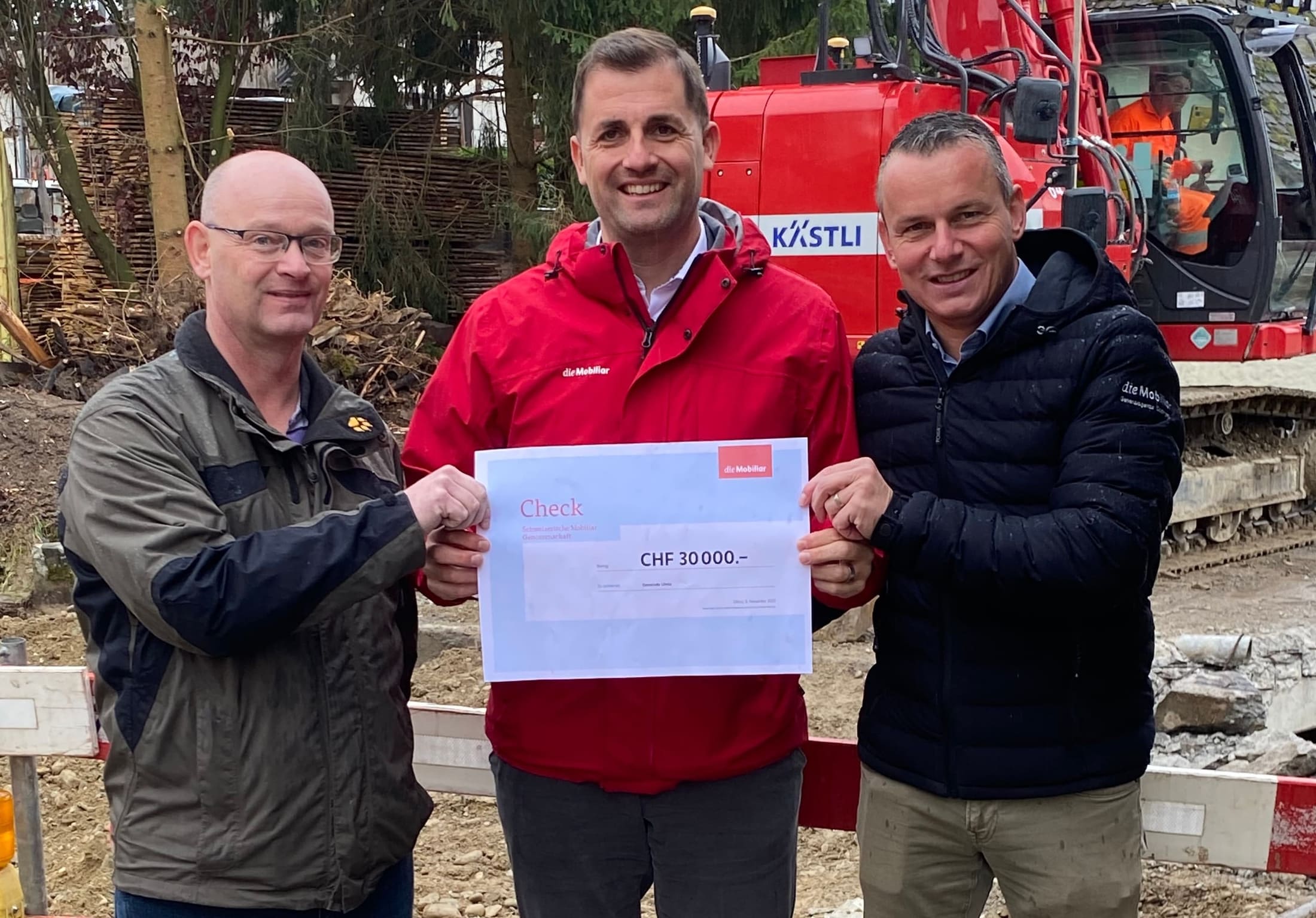 Bruno Spycher (Gemeindepräsident Ulmiz), Marc Lehmann (Generalagent der Mobiliar in Murten) und Simon Schmied (Gemeinderat Ulmiz) bei der Checkübergabe.