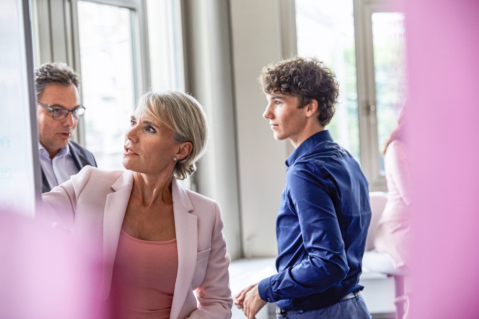 3 Personen in einem Workshop