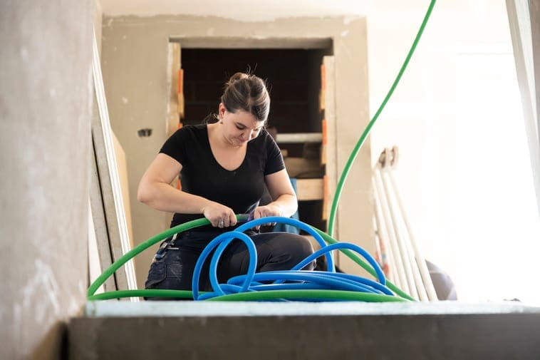 Eine Frau in einer Baustelle