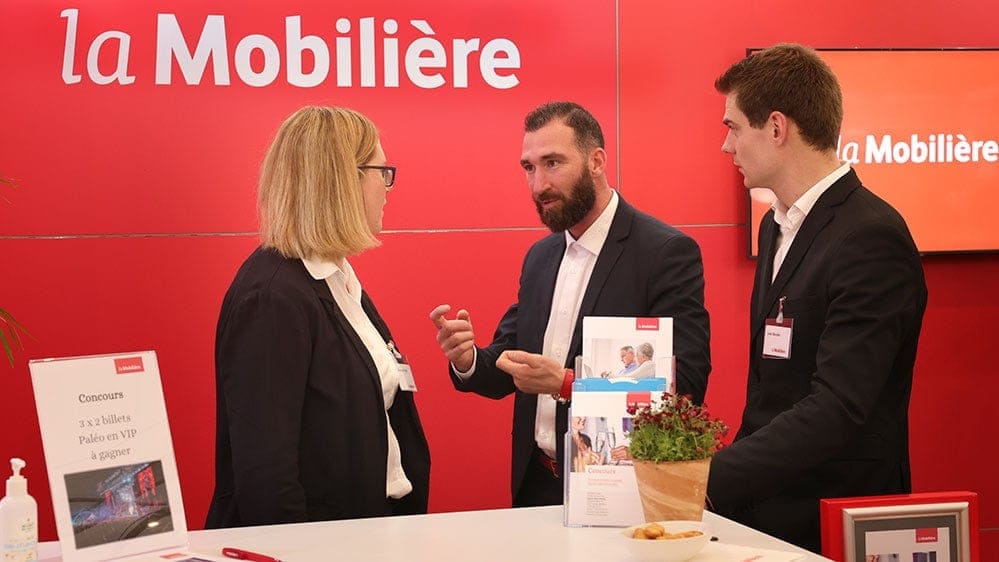 Trois personnes s’entretiennent