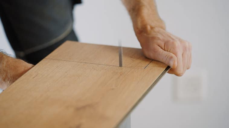 Ein Mann schneidet ein Holzbrett