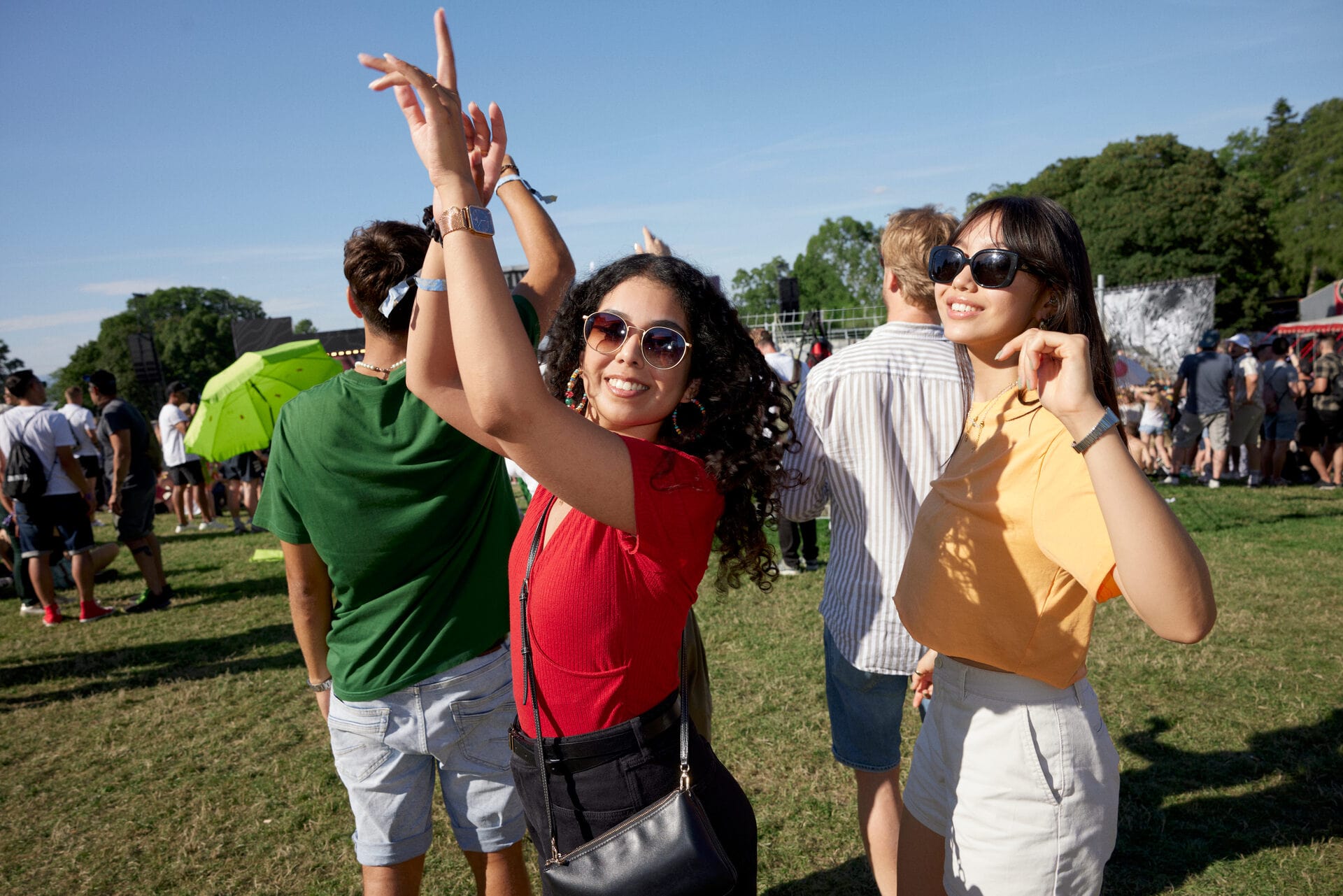 Un groupe de jeunes fait la fête en plein air.