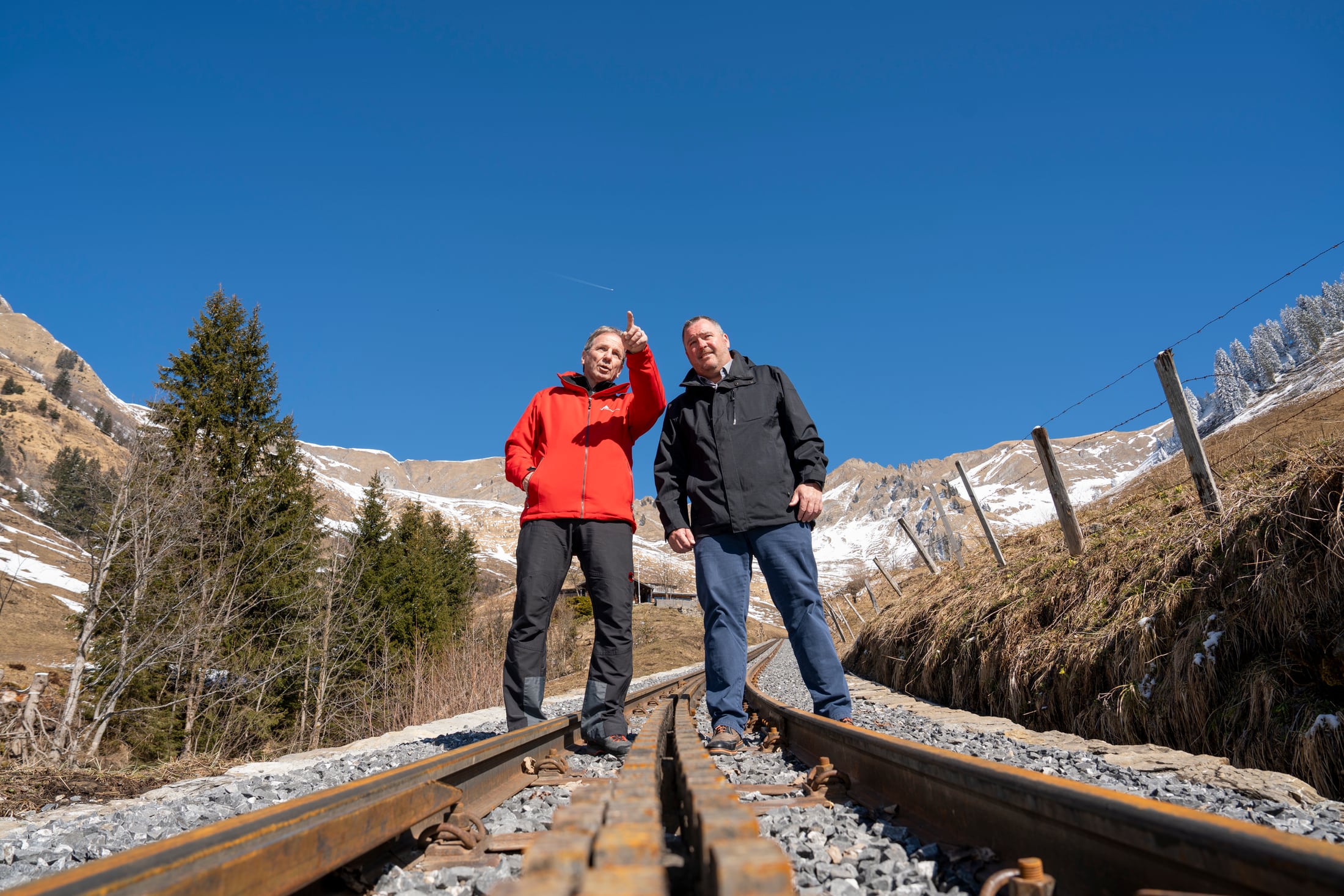 Guido Wittwer dell’agenzia generale  della Mobiliare di Interlaken-Oberhasli e Peter Flück, presidente del consiglio di amministrazione della ferrovia Brienz-Rothorn, camminano sui binari della ferrovia Brienz-Rothorn e constatano i danni provocati dal maltempo del 12 agosto 2024.