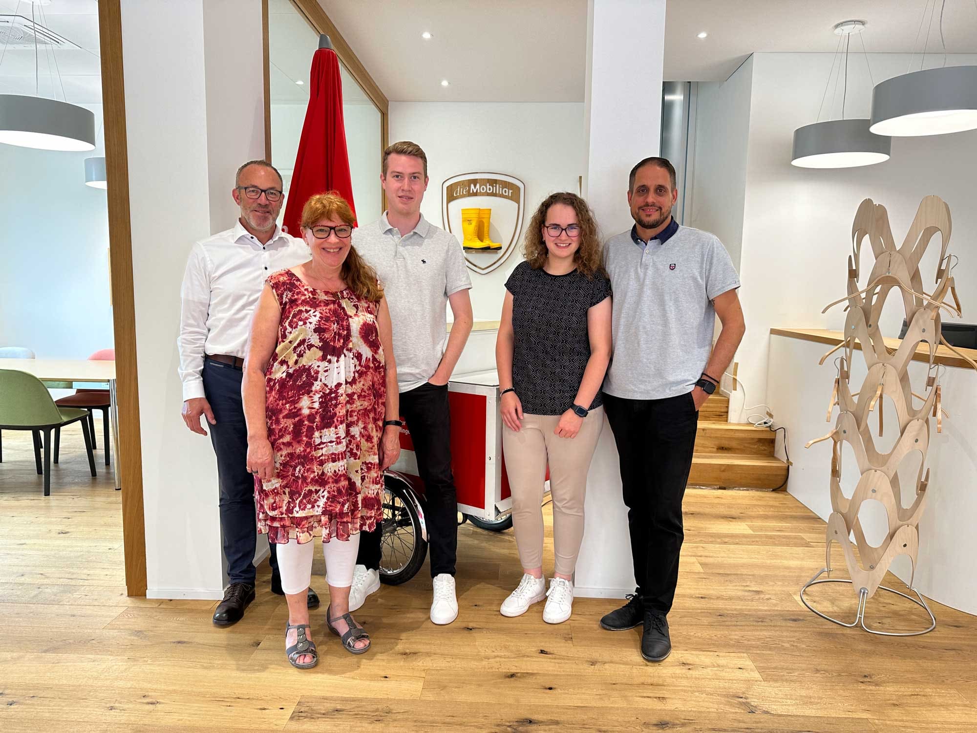 v.l.n.r.) Haben etwas zu feiern: Generalagent Raphael Arn mit seinen Jubilaren Renate Bertschi, Josua Klöti, Julia Frey und Peter Lavvas.