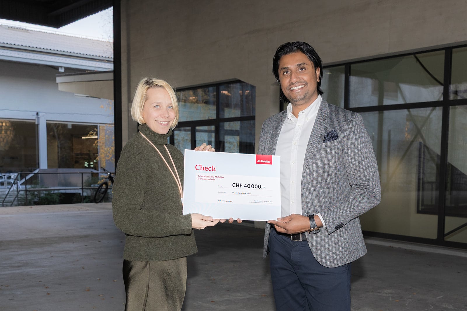 Vergabung Marlene Wenger vom HEK und Brindi Paramasamy von der Mobiliar Aesch