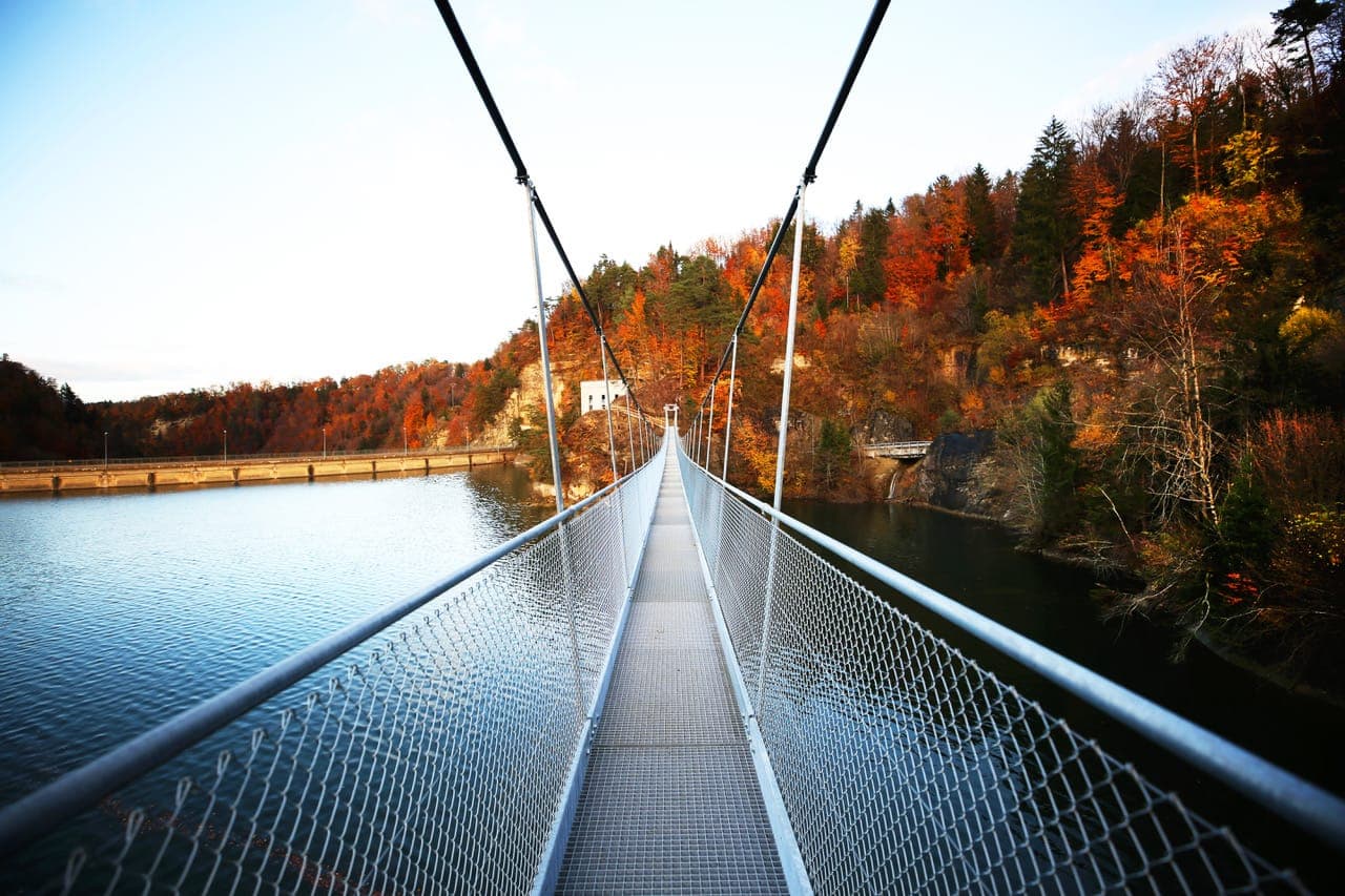 Ce pont a été construit avec des câbles et des matériaux provenant des remontées mécaniques