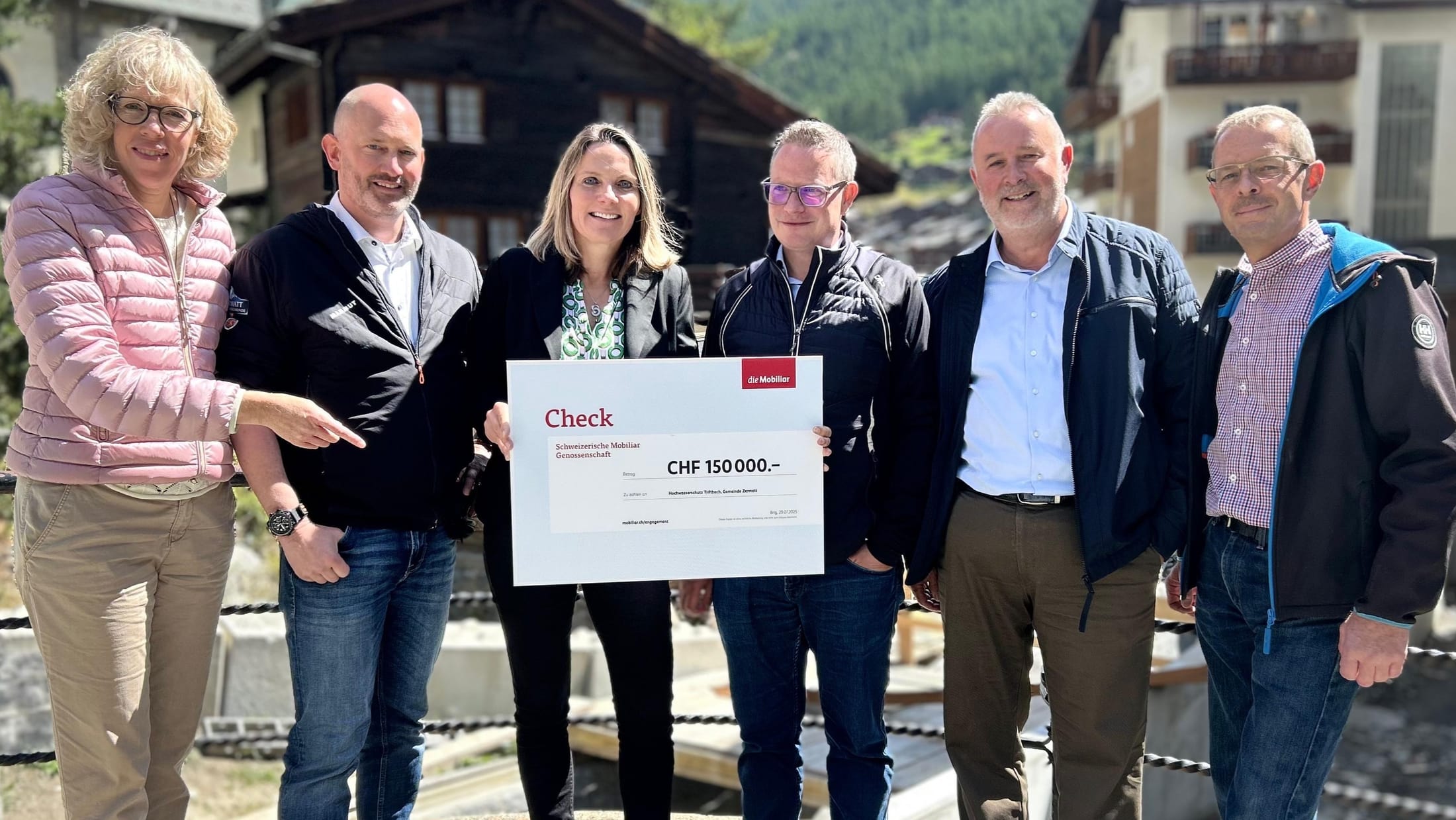 (v.l.n.r.) Romy Biner-Hauser (Gemeindepräsidentin Zermatt), Oliver Summermatter (Stellvertretender Gemeindeschreiber), Manuela Zentriegen (Versicherungs- und Vorsorgeberaterin der Mobiliar Oberwallis), Jürgen Brigger (Leiter Kompetenzzentrum KMU & Vorsorge der Mobiliar Oberwallis), Roland Lüthi (Generalagent der Mobiliar Oberwallis) und Reto Graven (Leiter Tiefbau)