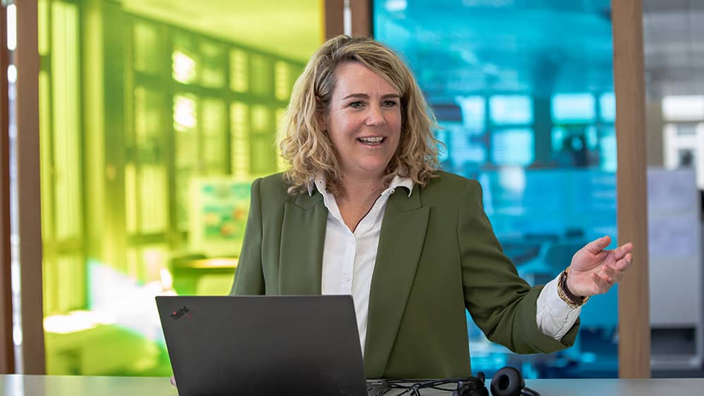 Mitarbeiterin Mobi24 am Notebook