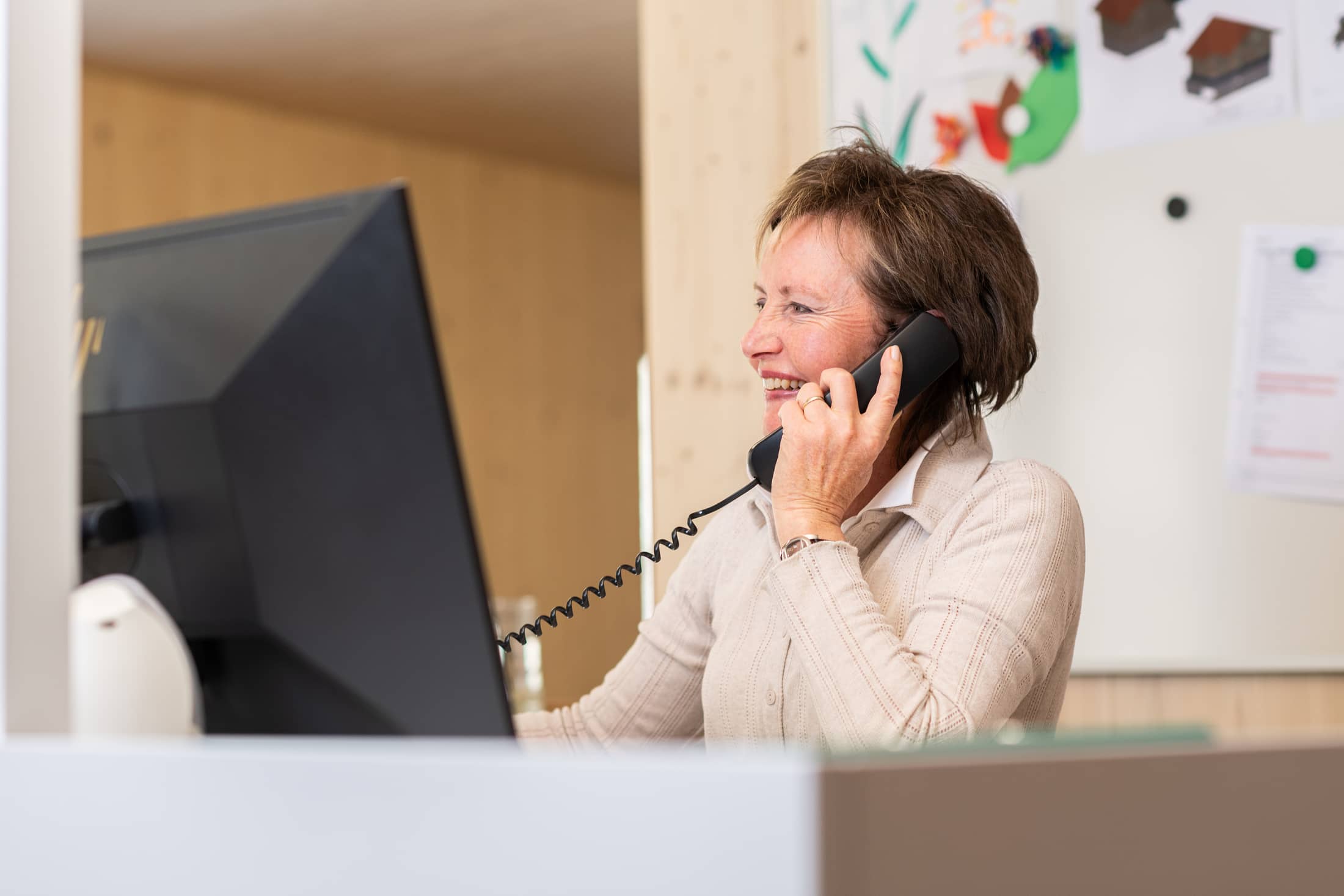 Cornelia Herger au téléphone dans son bureau de la charpenterie-menuiserie Herger Klimaholzbau.