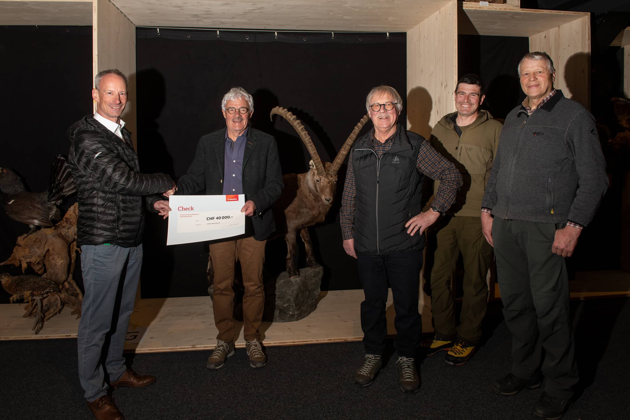 Mobiliar Generalagent Roland Arnold übergibt den Check an die Mitglieder des Vereins Tumlibach Wysel’s Lebenswerk.