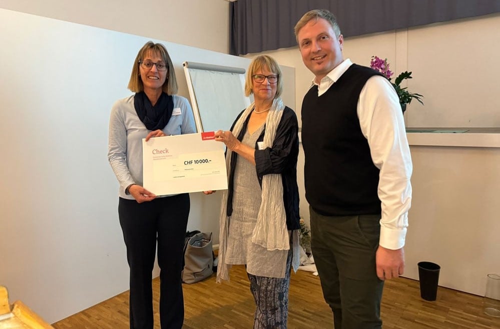 Zwei Frauen des Frauenvereins Worb und der Leiter der GA Emmental
