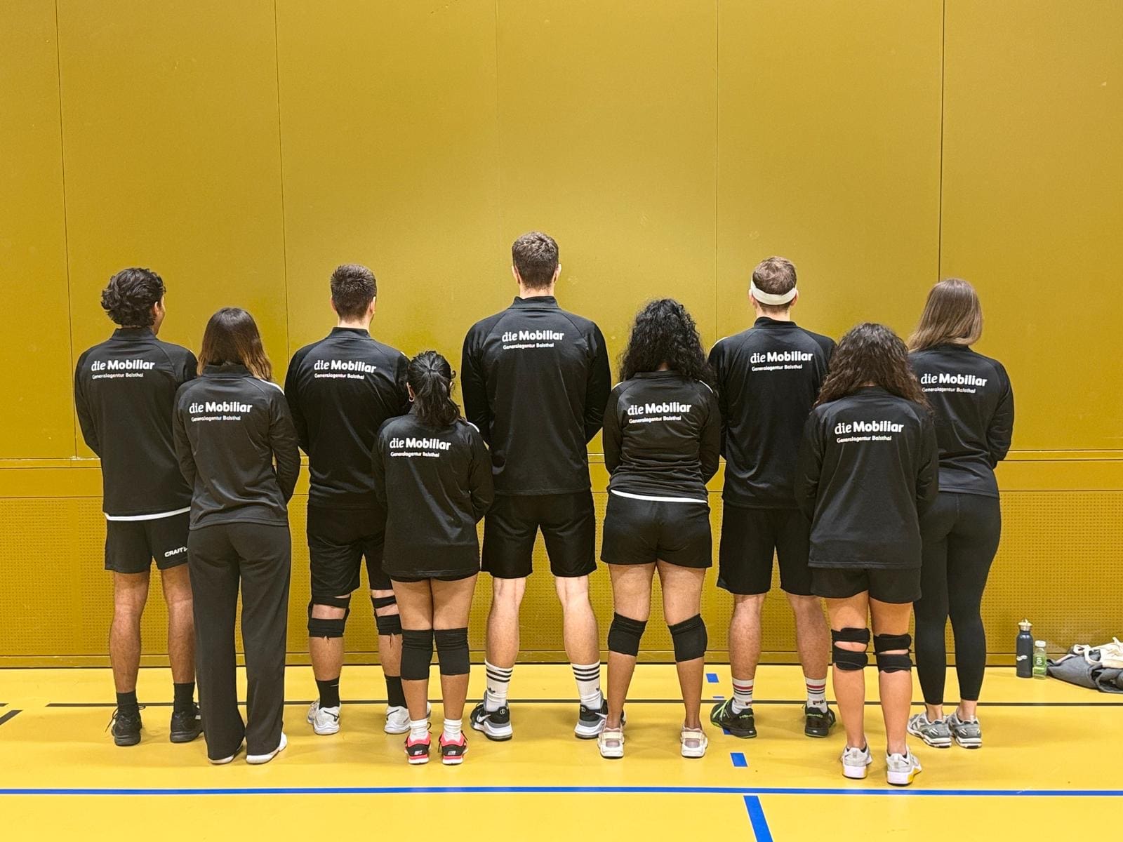 Die Mobiliar Balsthal setzt sich für den regionalen Hallensport ein und stattet den Volleyballverein Balsthal mit neuen Trainingsjacken aus. 