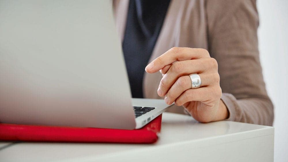 Eine Frau am Laptop