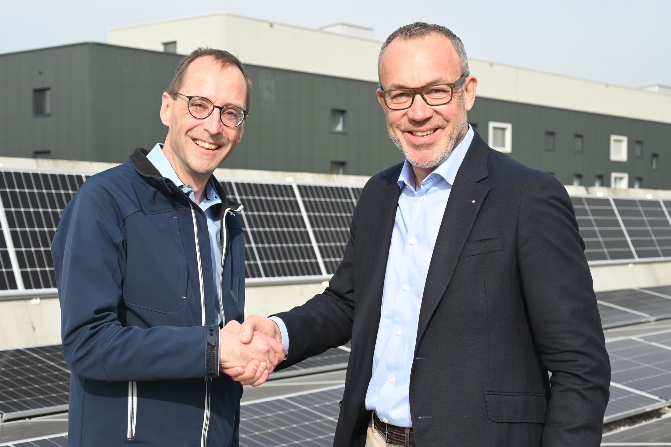 Paul Marbach (l.), Geschäftsführer der StWZ Energie AG und Raphael Arn, Generalagent der Mobiliar Zofingen, die 100 Prozent Solarstrom bezieht.