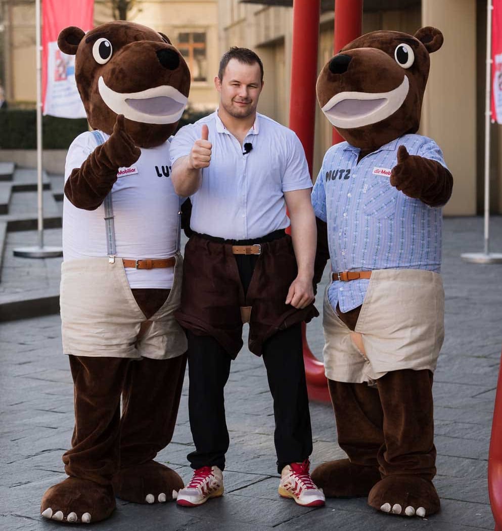 La mascotte Mutz & Lutz posa con il lottatore Bless