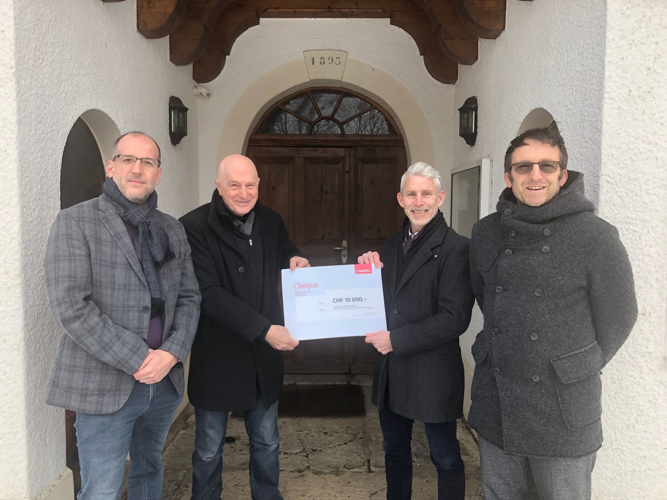 Marc Meier, membre du Groupe Histoire du Mont-Repais, Jacques Bourquard, président du Groupe Histoire du Mont-Repais, Olivier Léchenne, agent général de l'agence générale Mobilière du Jura, Valerio Memè, conseiller en assurances du Groupe Histoire du Mont-Repais (de gauche à droite).