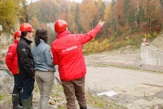 Personen an einer Besichtigung Hochwasserschutz Oberburg