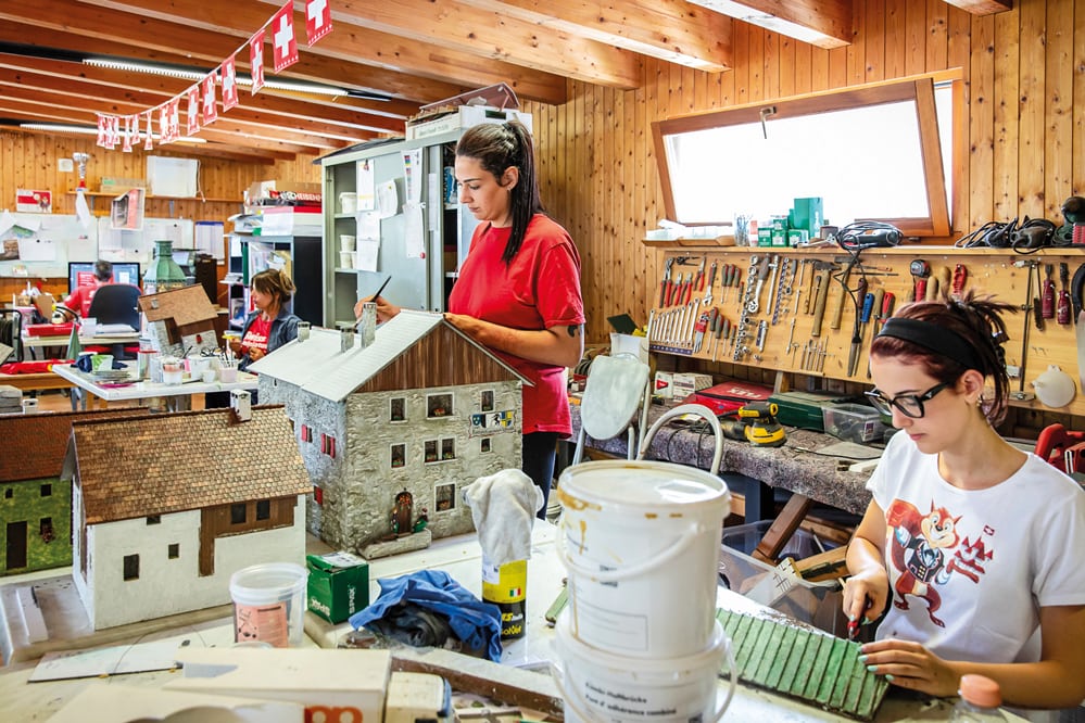3-D-Dekorateurinnen flicken in der Werkstatt kaputte Modelle.