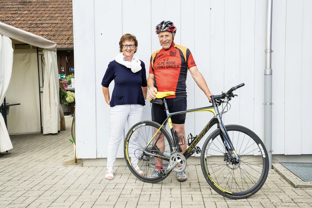 Einwohner und Einwohnerin aus Freienwil mit einem Bike