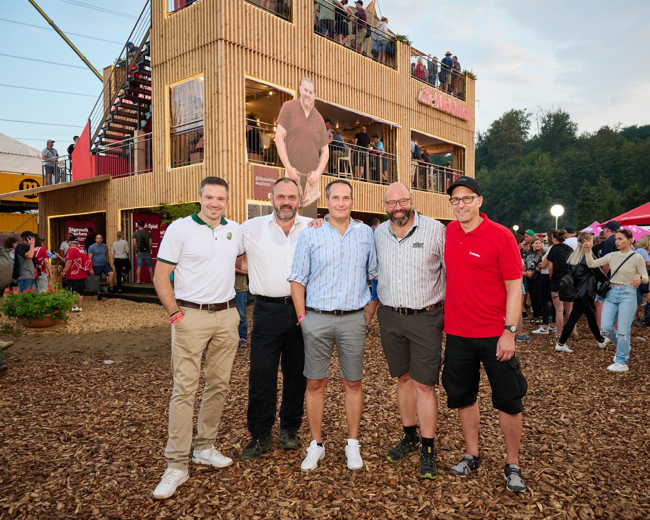 Foto di gruppo degli organizzatori dell’ESAF 2022 davanti al padiglione Mobiliare