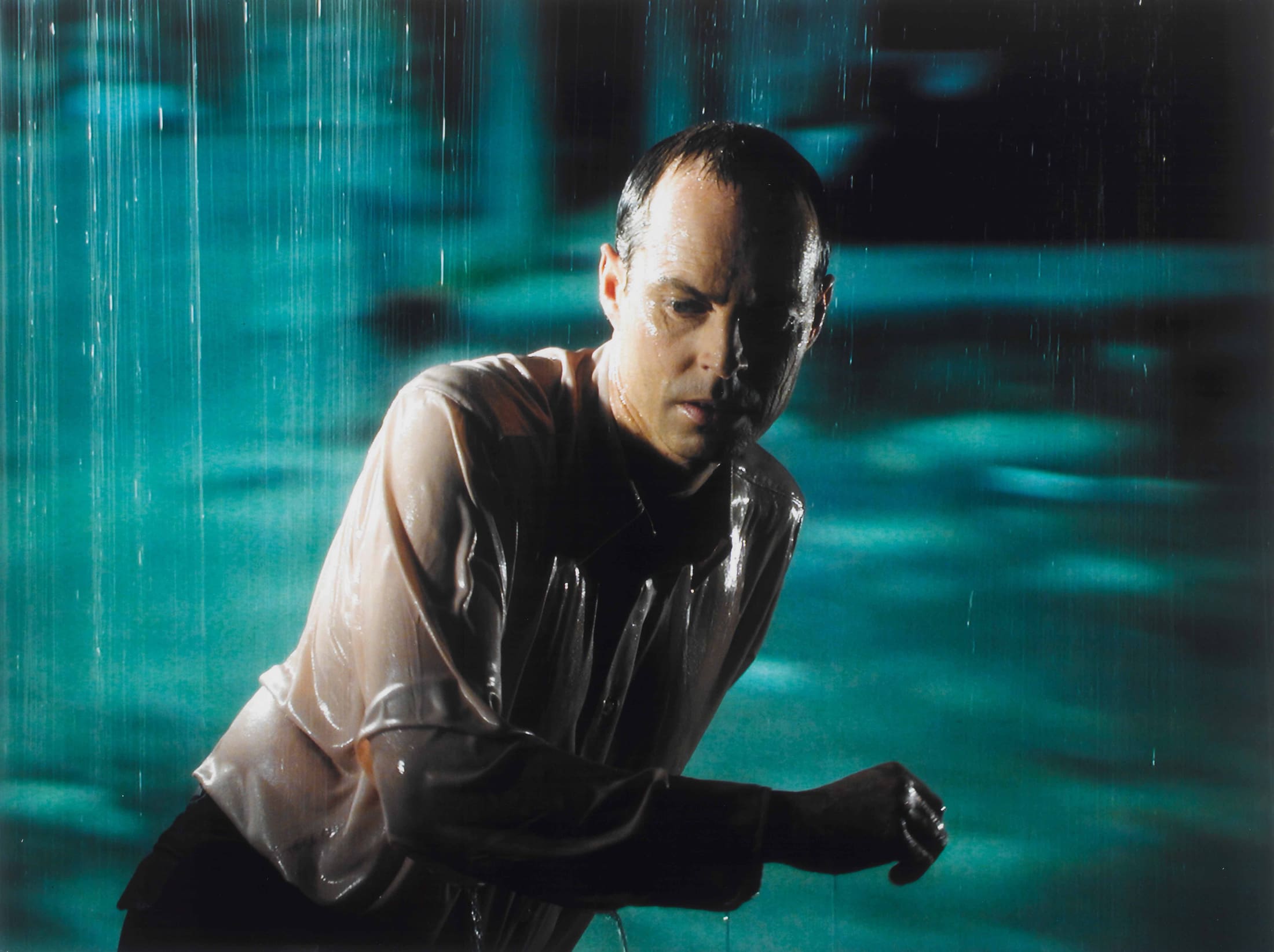 L’uomo inzuppato su sfondo blu