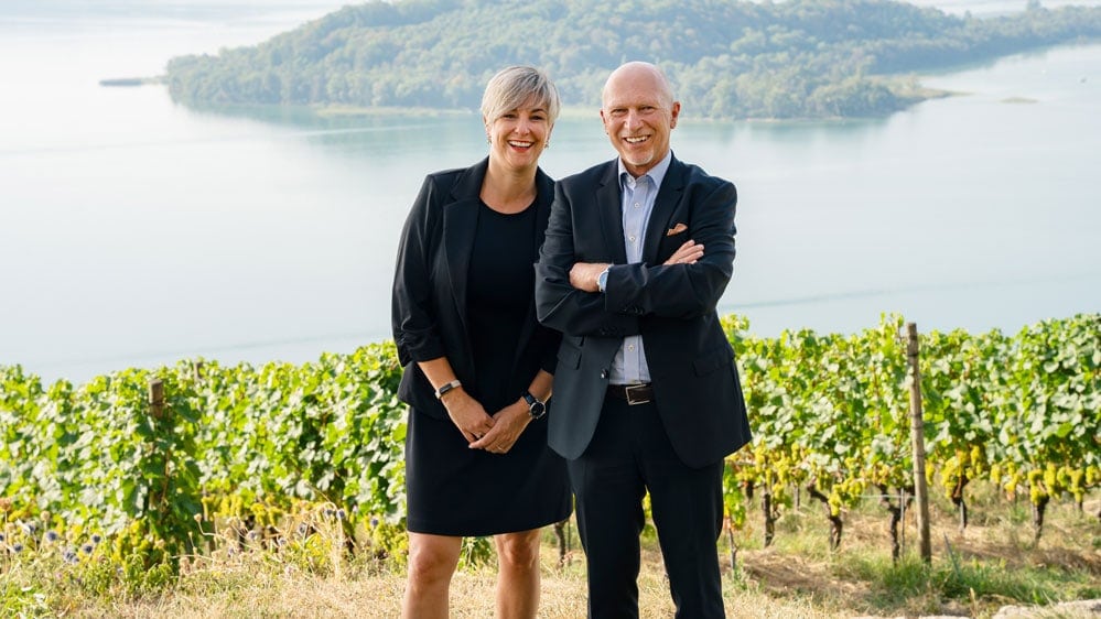 Daniel Tschannen und Alexandra Müller-Stucki stehen im Rebberg vor dem Bielersee.