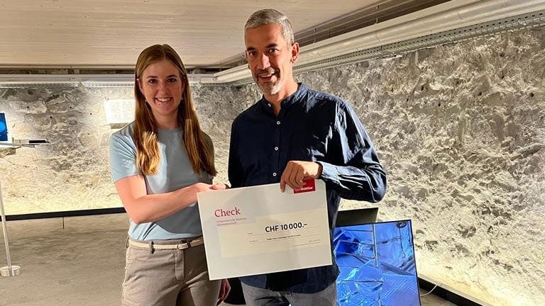 Kurator Adrian Notz und Nadine Hasler, Leiterin Schaden der Mobiliar Glattal bei der Checkübergabe
