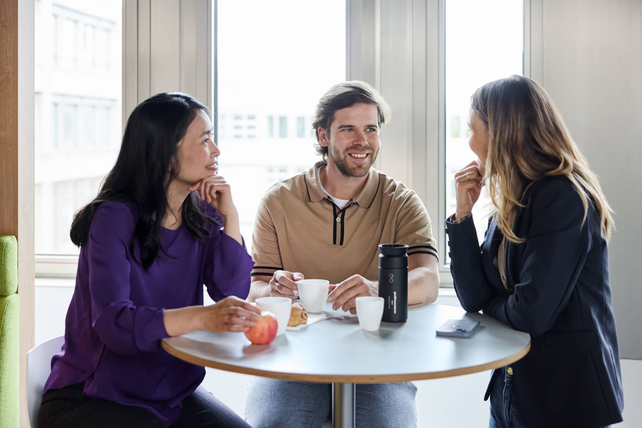 Mitarbeitende machen Pause am Stehtisch