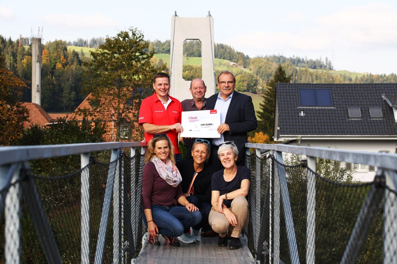 Mitarbeitende der GA Burgdorf auf dem Hängelisteg über die Emme