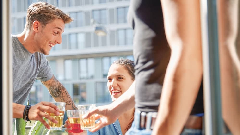 Junge Leute sitzen in einem Café.