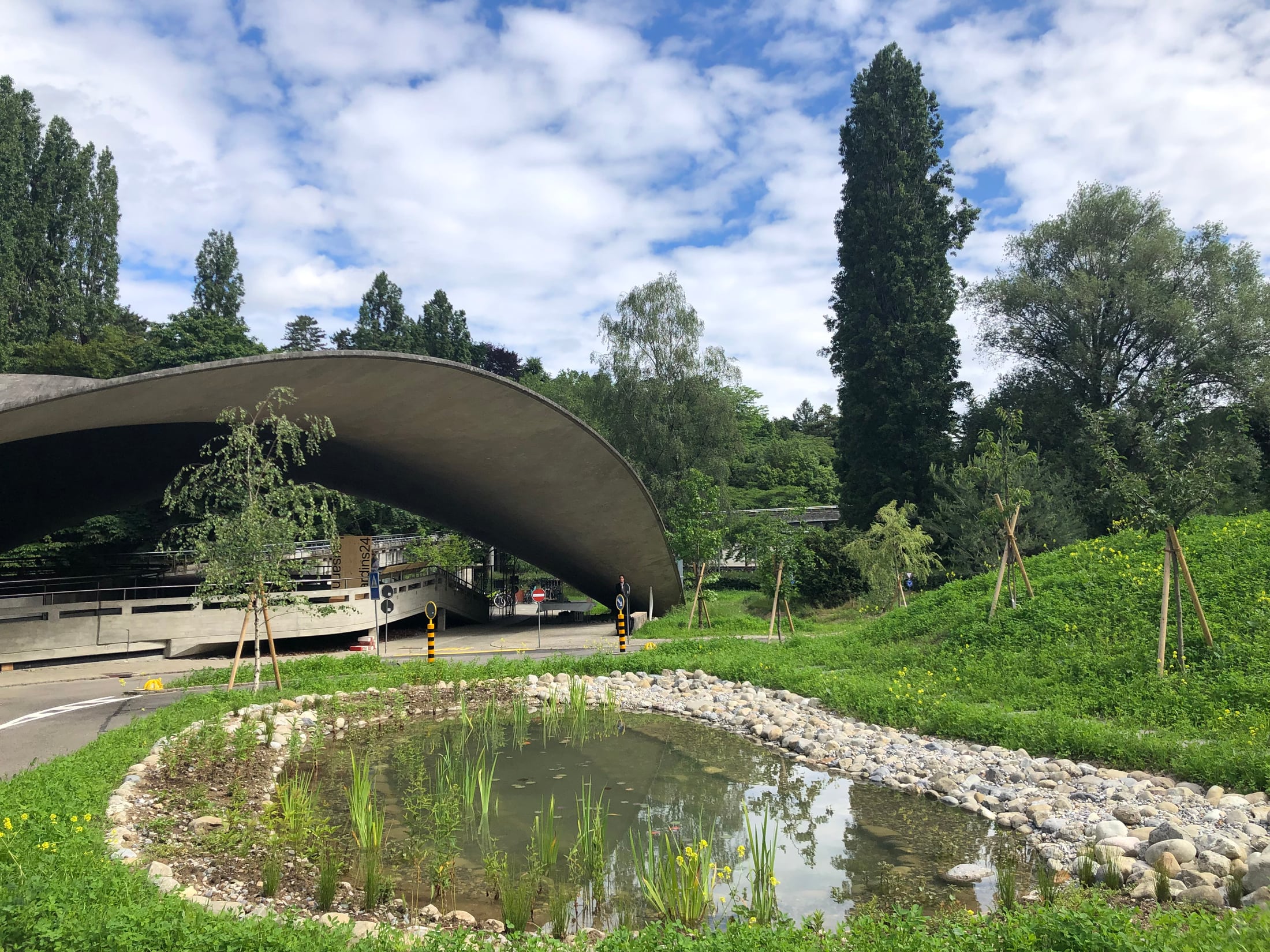 Der Teich im Jardin de circulation in Lausanne, der Regenwässer auffängt und wieder verdunstet