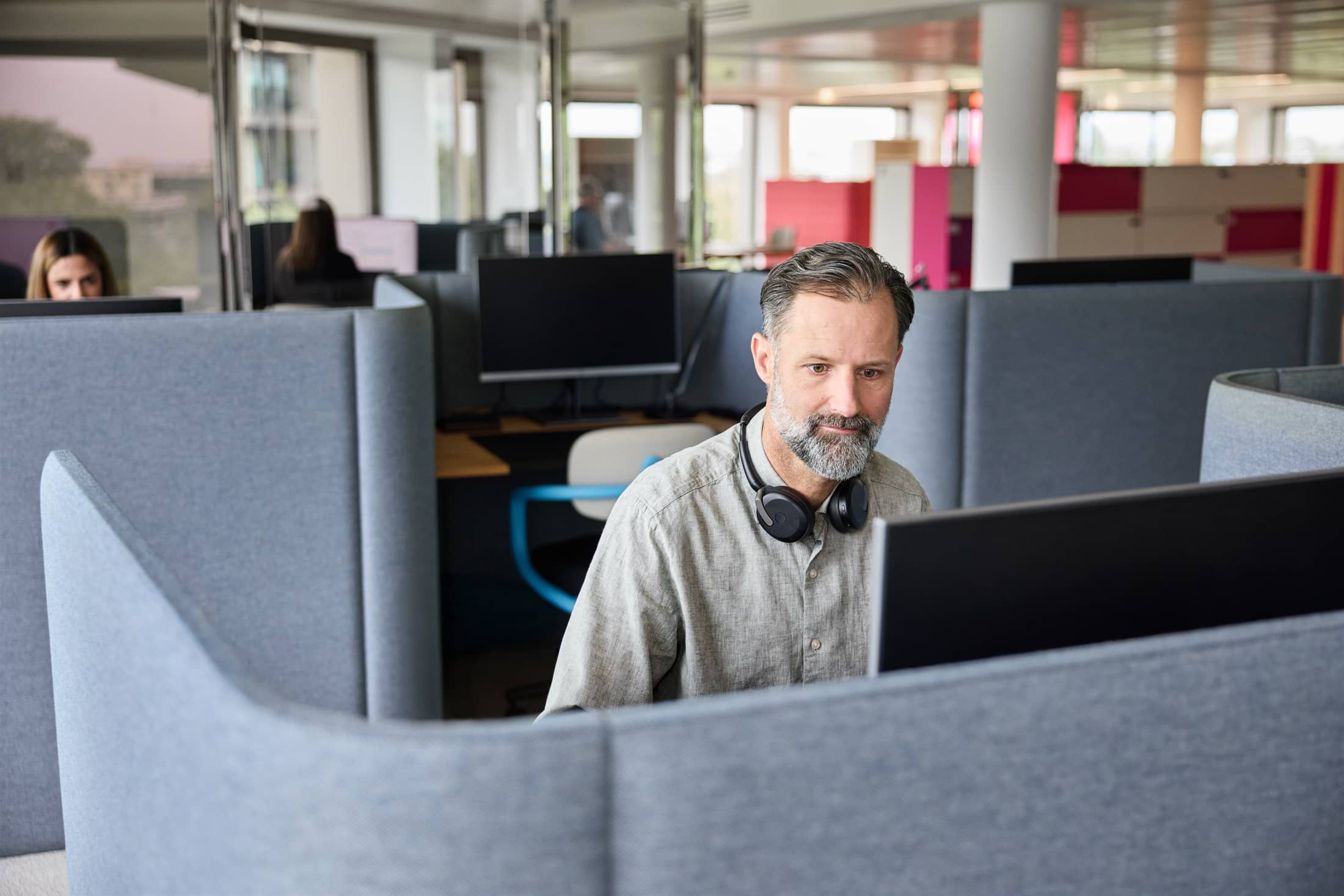 Mann arbeitet konzentriert an ruhigem Büro-Arbeitsplatz