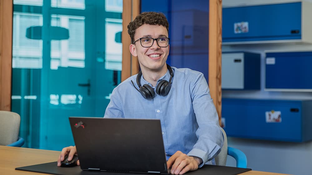 Mitarbeiter Mobi24 am Notebook