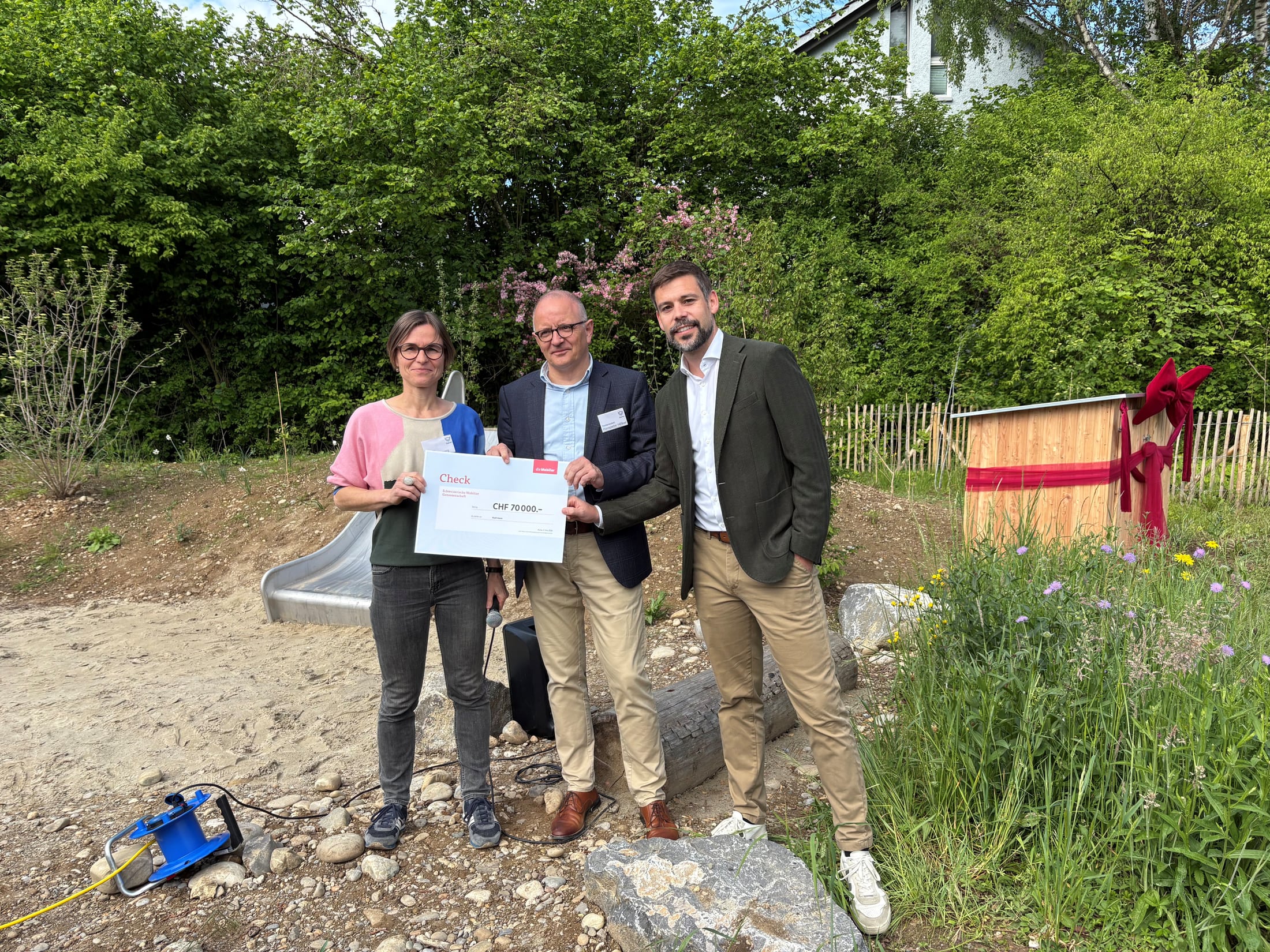 Freude auf dem neuen Naturspielplatz in Aarau-Rohr (von links): Stadträtin Petra Ohnsorg, Stadtpräsident Hanspeter Hilfiker und Mobiliar Generalagent Yves Probst.