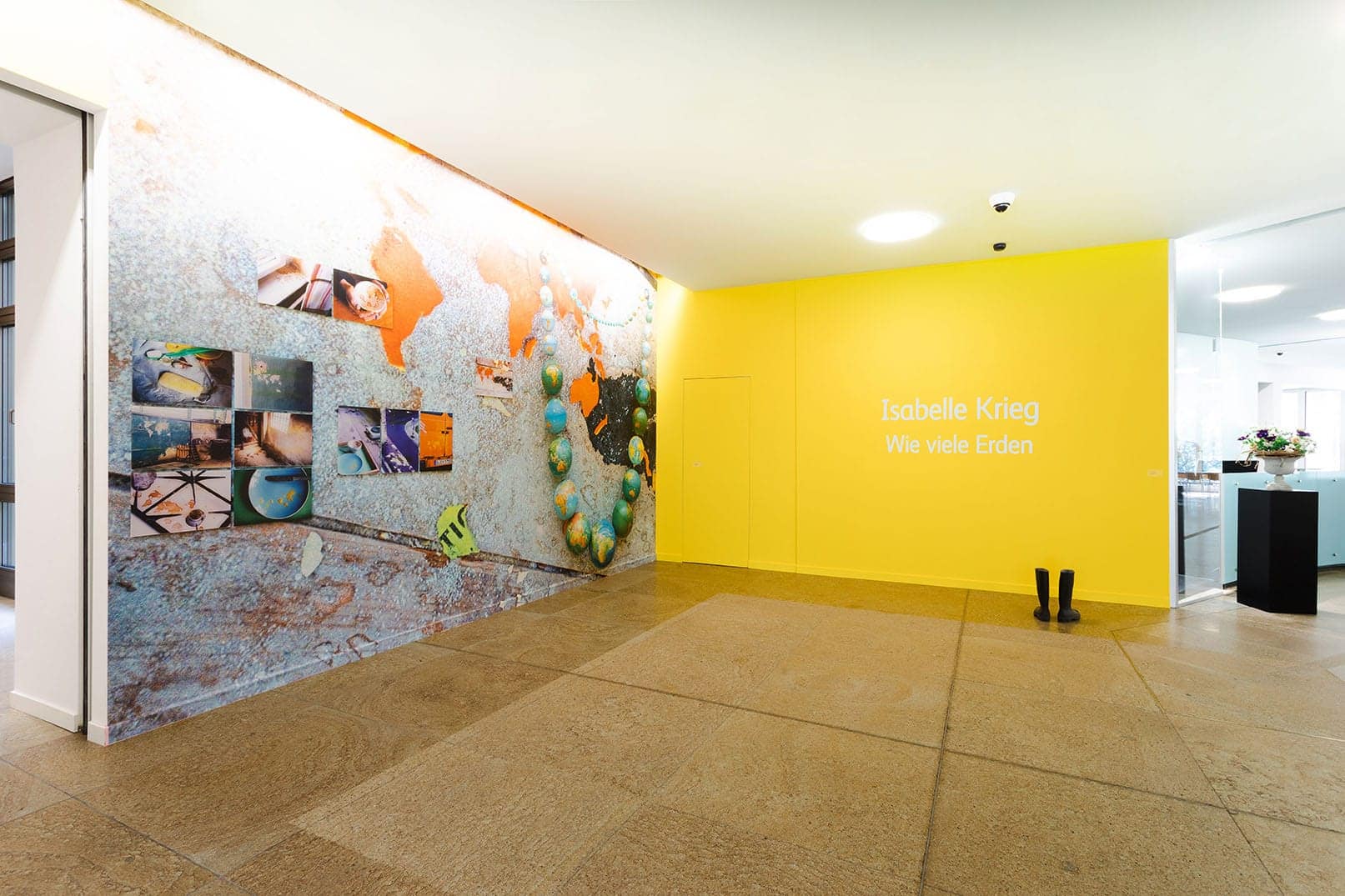 Ingresso della catena Mobiliare con diverse terre all’esposizione Arte e sostenibilità presso la Mobiliare