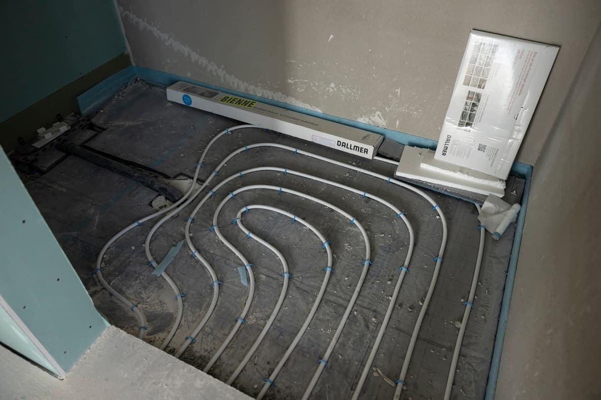 Bodenheizungsrohre für eine energetische Sanierung im Rohbau