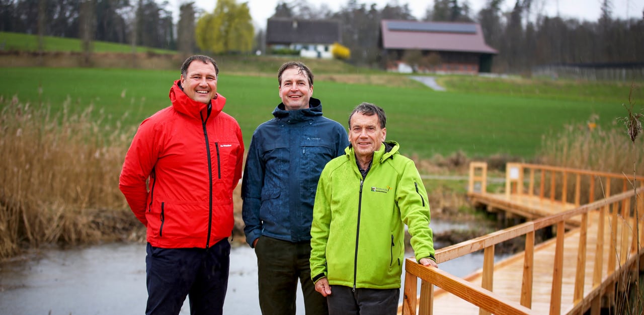 Thomas Lange, Andi Hafner und Walter Föllmi vor dem Steg über den Nussbaumersee