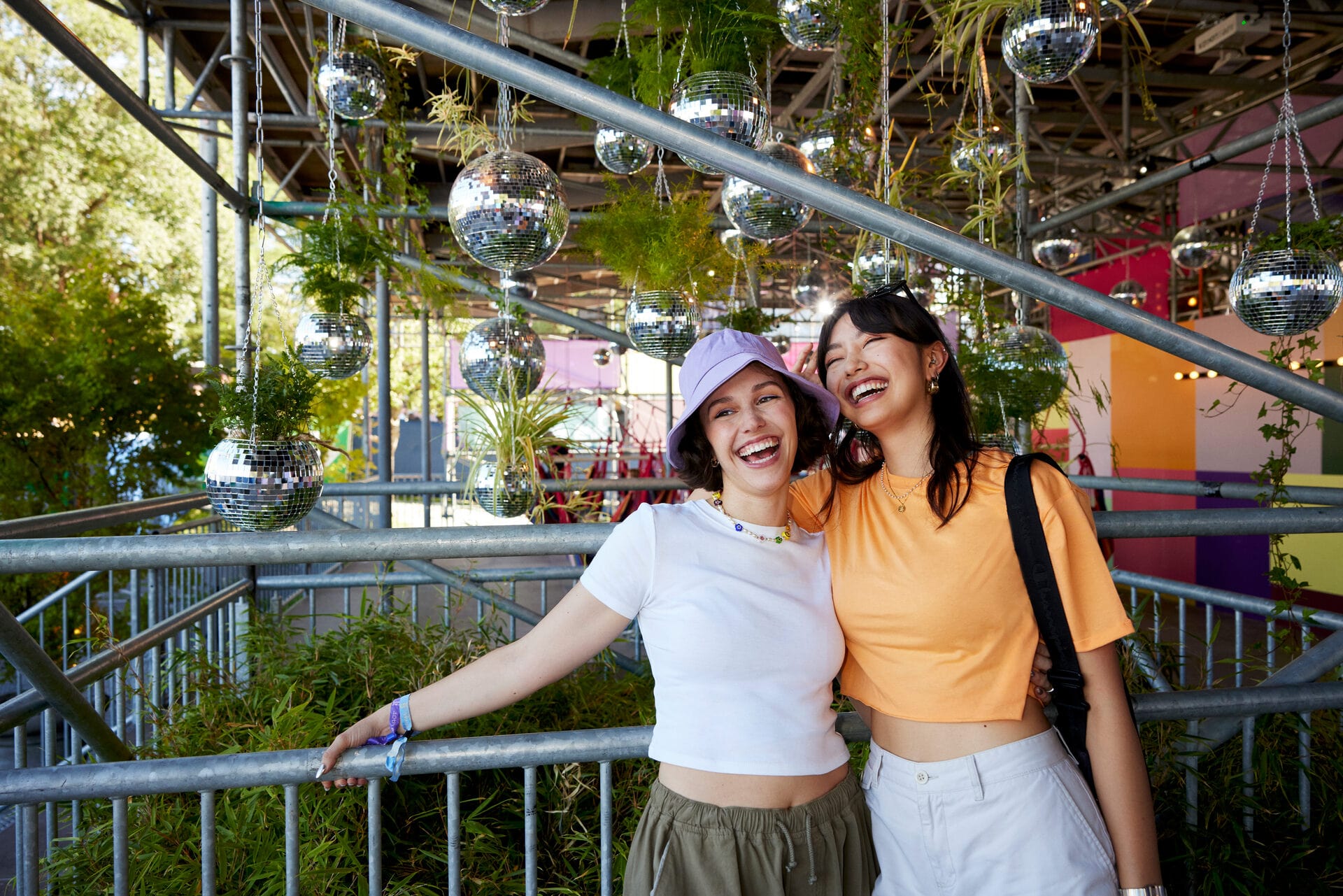 deux jeunes femmes au festival.