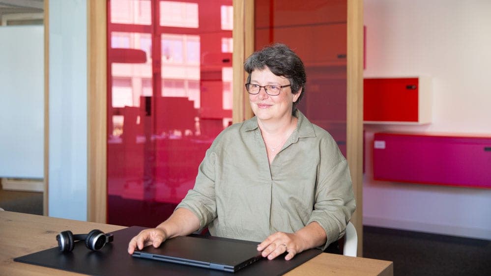 Une femme souriante pose