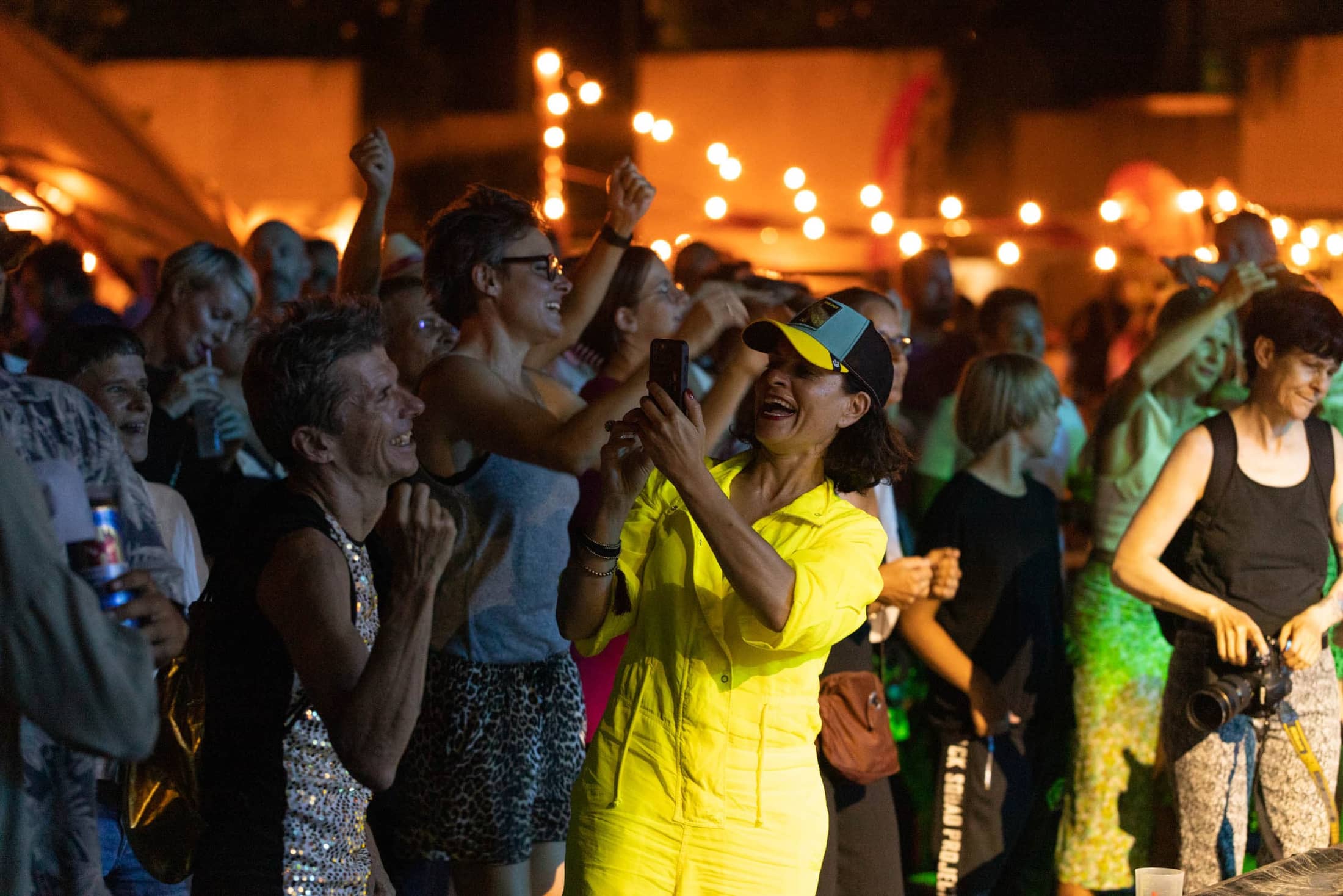 Feiernde Gäste am Come together in Locarno