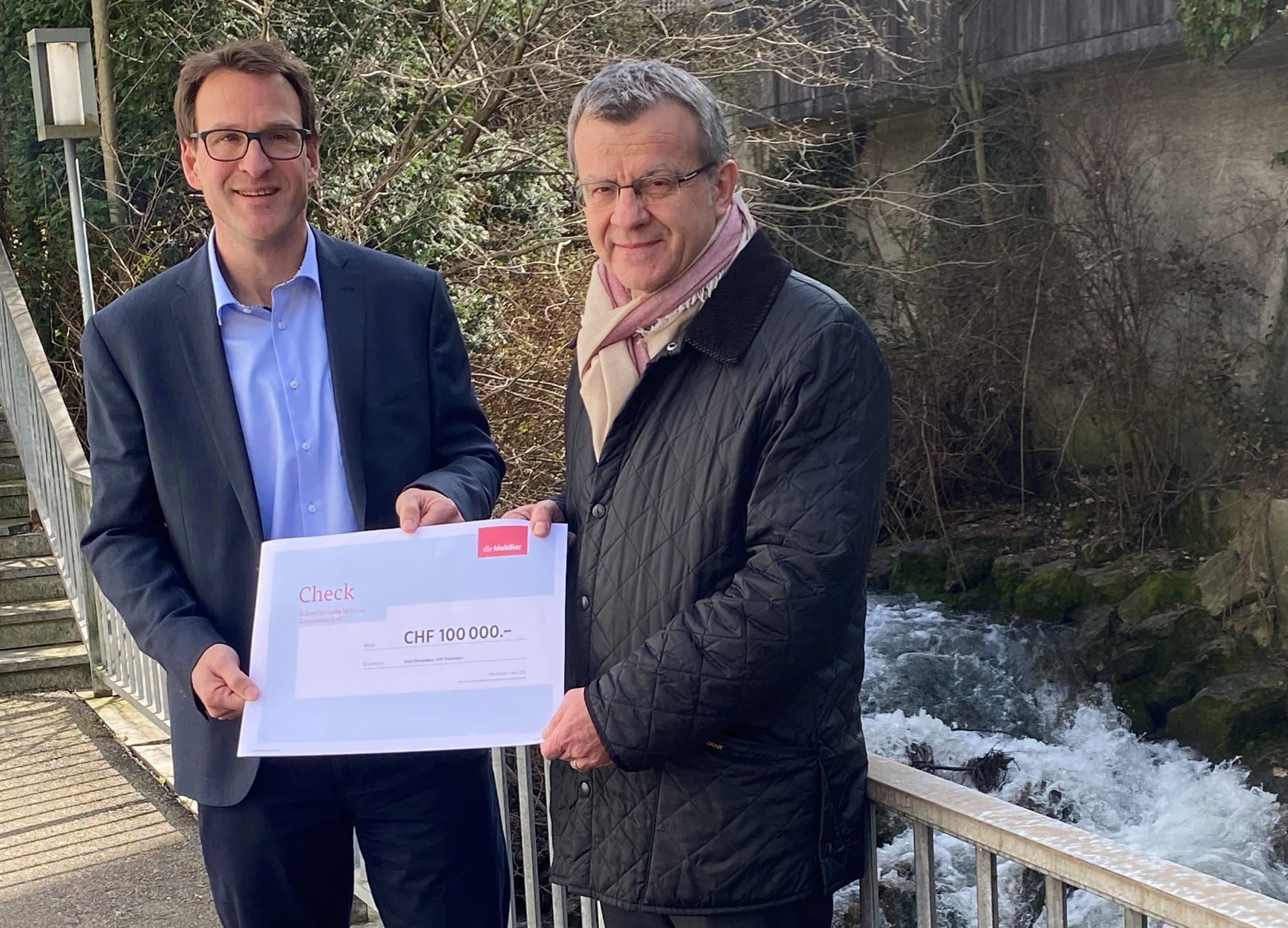 Stadtammann Franco Mazzi (rechts) erhält von Roger Schneider, Generalagent der Mobiliar Rheinfelden, den Check über 100'000 Franken.