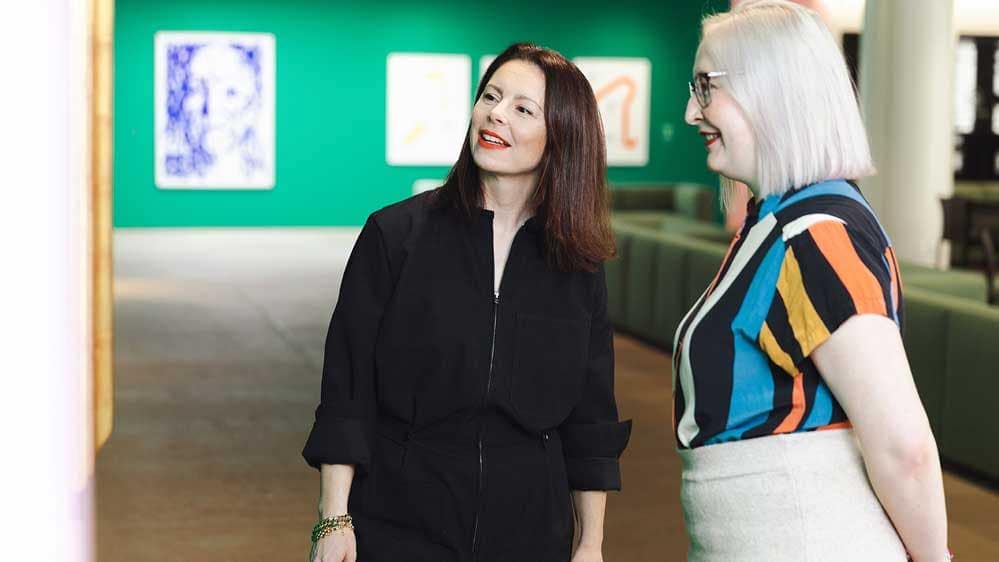 Deux femmes regardent un tableau